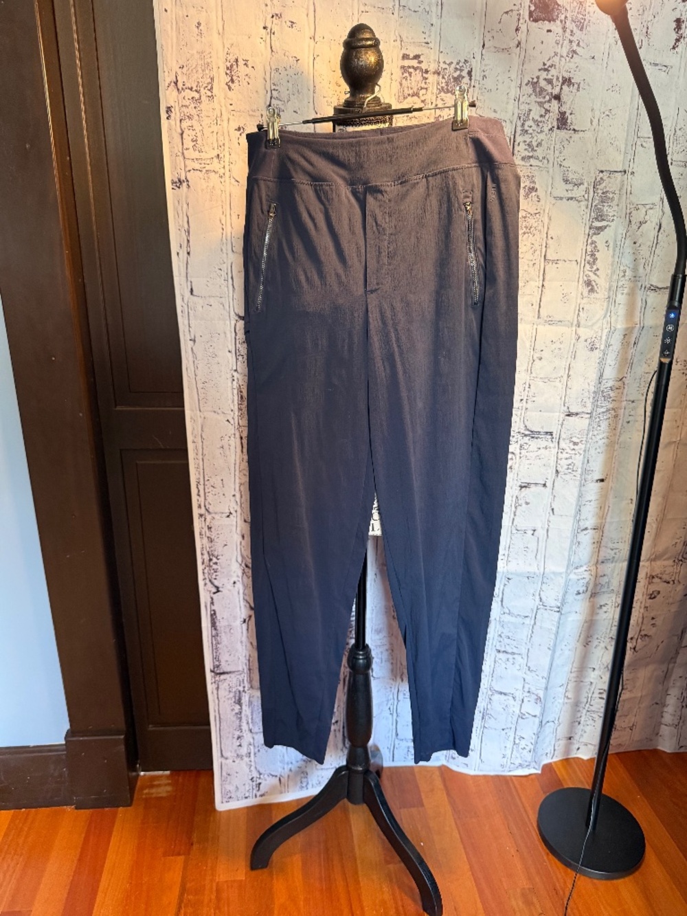 *NWOT* Athlete Navy Blue Brooklyn Mid-Rise Ankle Pant